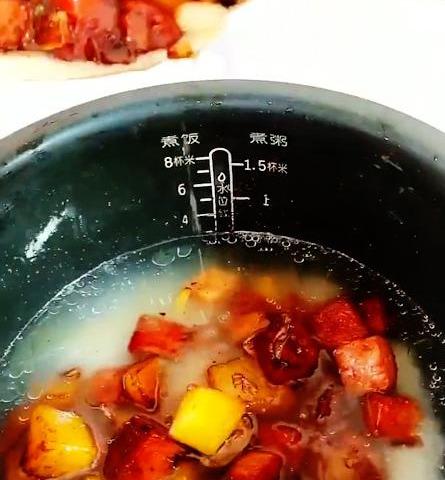 土豆焖饭是一道食物，制作原料主要有土豆、米饭等，口味鲜美