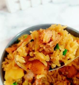 土豆焖饭是一道食物，制作原料主要有土豆、米饭等，口味鲜美