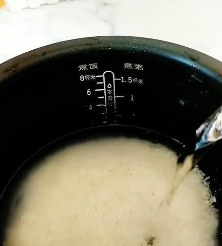 土豆焖饭是一道食物，制作原料主要有土豆、米饭等，口味鲜美