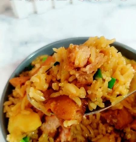 土豆焖饭是一道食物，制作原料主要有土豆、米饭等，口味鲜美