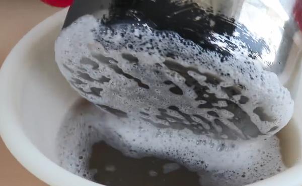 不锈钢锅发黄发黑怎么办？只需用它泡一泡一擦，5分钟就光亮如新