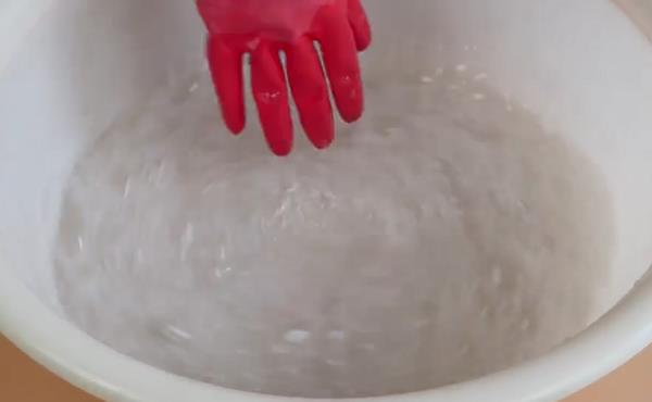 不锈钢锅发黄发黑怎么办？只需用它泡一泡一擦，5分钟就光亮如新