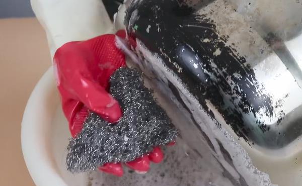 不锈钢锅发黄发黑怎么办？只需用它泡一泡一擦，5分钟就光亮如新