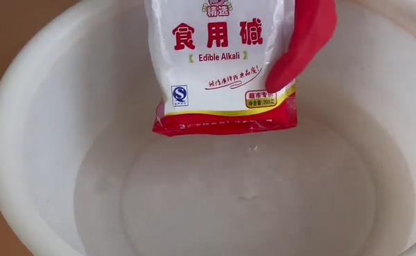 不锈钢锅发黄发黑怎么办？只需用它泡一泡一擦，5分钟就光亮如新