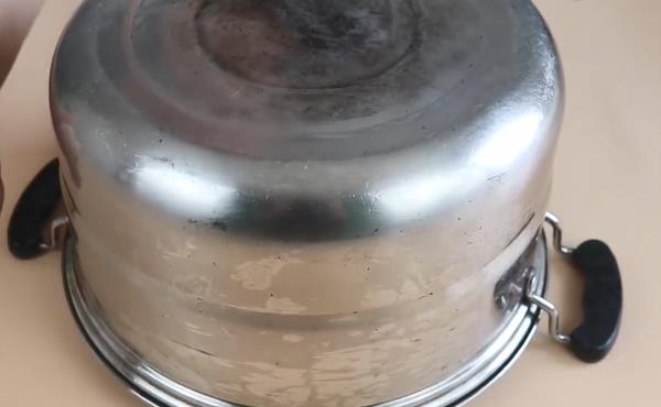 不锈钢锅发黄发黑怎么办？只需用它泡一泡一擦，5分钟就光亮如新