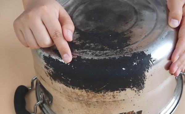 不锈钢锅发黄发黑怎么办？只需用它泡一泡一擦，5分钟就光亮如新