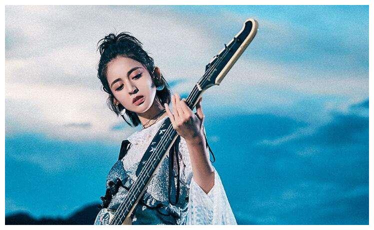 刚被《缝纫机乐队》里的古力娜扎圈粉，她就宣布分手