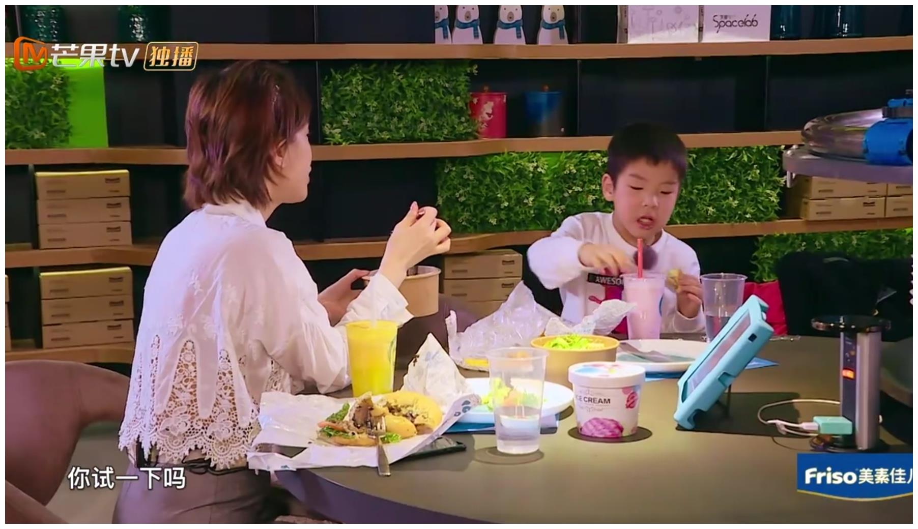 安迪的洁癖是不是太严重了，黄圣依用她的餐具喂安迪吃饭直接拒绝