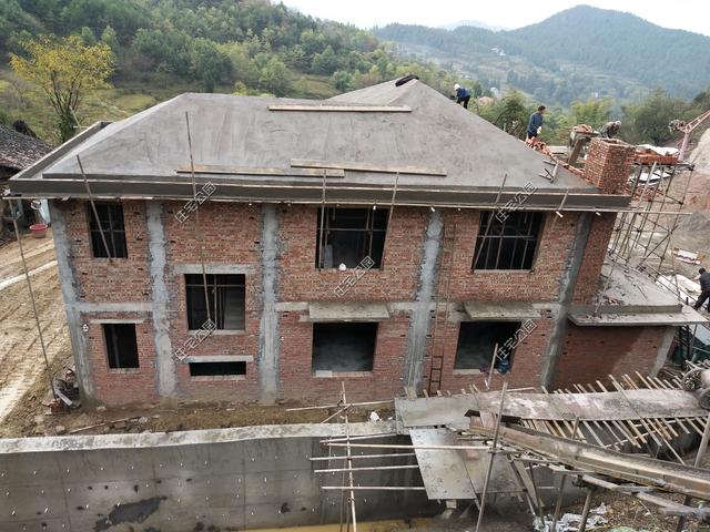 重庆刘先生回乡建洋楼，光挖机费就花了2万多，这房盖的有多好？