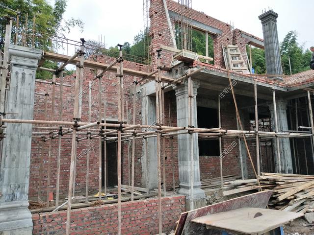 重庆刘先生回乡建洋楼，光挖机费就花了2万多，这房盖的有多好？