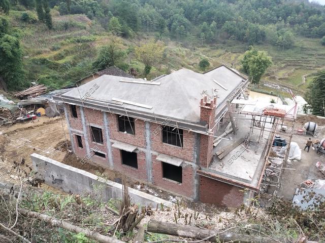 重庆刘先生回乡建洋楼，光挖机费就花了2万多，这房盖的有多好？