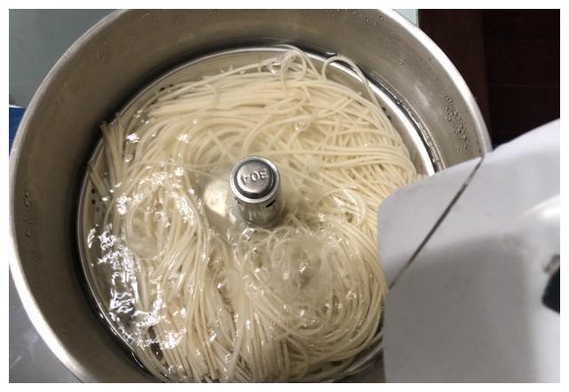 猪肉这么贵不如吃牛肉，这碗面料多实在，汤鲜味浓，让人垂涎三尺