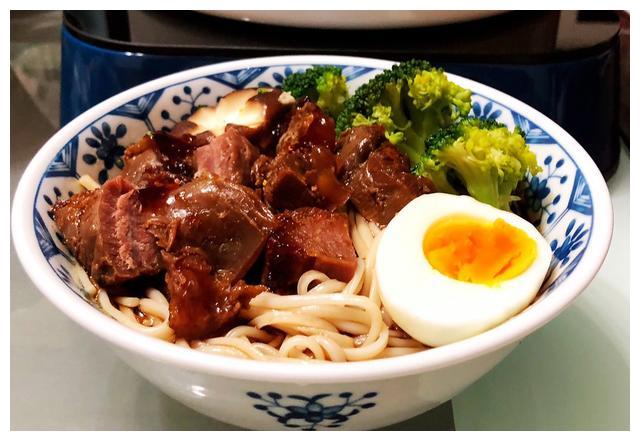 猪肉这么贵不如吃牛肉，这碗面料多实在，汤鲜味浓，让人垂涎三尺