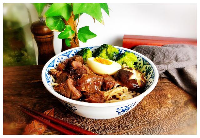 猪肉这么贵不如吃牛肉，这碗面料多实在，汤鲜味浓，让人垂涎三尺