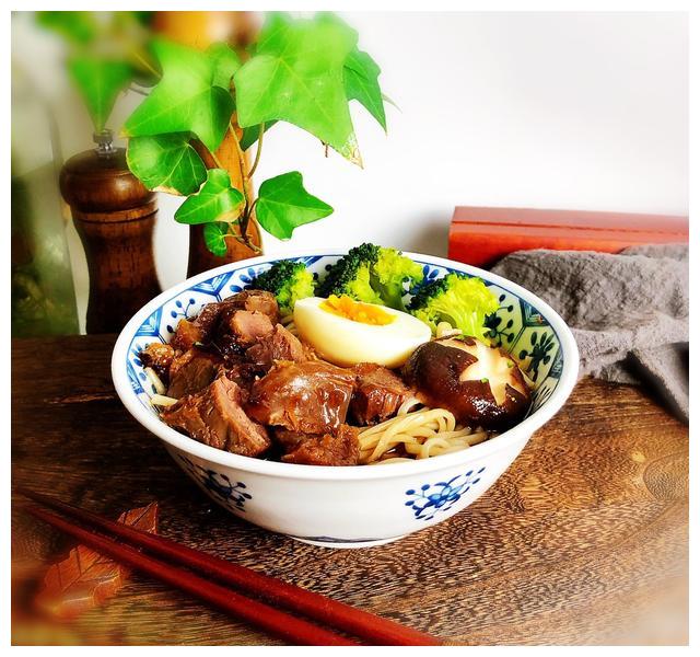 猪肉这么贵不如吃牛肉，这碗面料多实在，汤鲜味浓，让人垂涎三尺