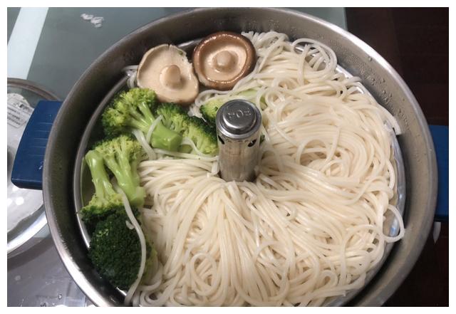 猪肉这么贵不如吃牛肉，这碗面料多实在，汤鲜味浓，让人垂涎三尺