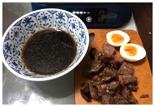 猪肉这么贵不如吃牛肉，这碗面料多实在，汤鲜味浓，让人垂涎三尺