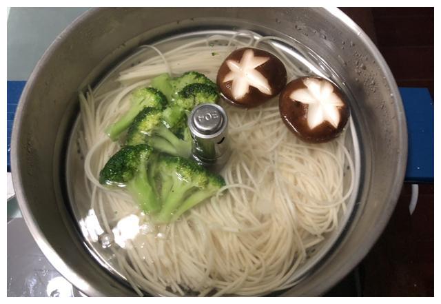 猪肉这么贵不如吃牛肉，这碗面料多实在，汤鲜味浓，让人垂涎三尺