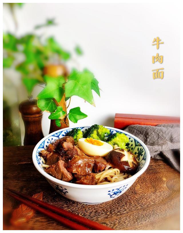 猪肉这么贵不如吃牛肉，这碗面料多实在，汤鲜味浓，让人垂涎三尺