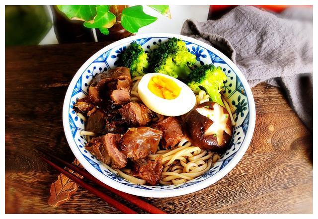 猪肉这么贵不如吃牛肉，这碗面料多实在，汤鲜味浓，让人垂涎三尺