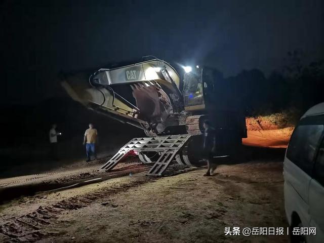 2台挖机挖，6台货车运，以为假期不执法？汨罗查获一起非法采矿案