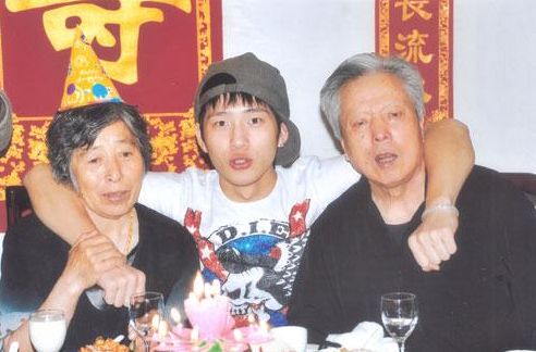 他出生28天遭父母抛弃，奶奶捡废品把他养大，成名后送奶奶豪宅
