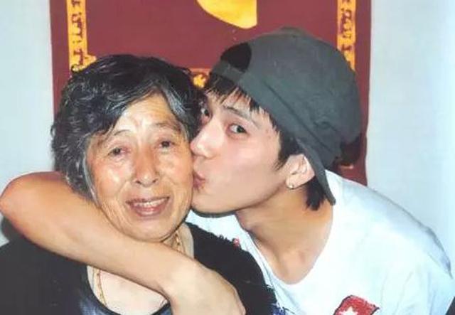 他出生28天遭父母抛弃，奶奶捡废品把他养大，成名后送奶奶豪宅