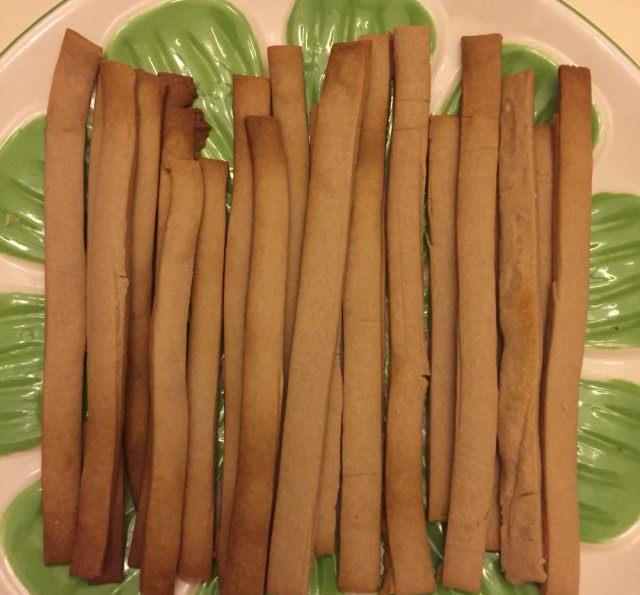 饼干棒，又香又酥还不太甜，吃了不怕胖！