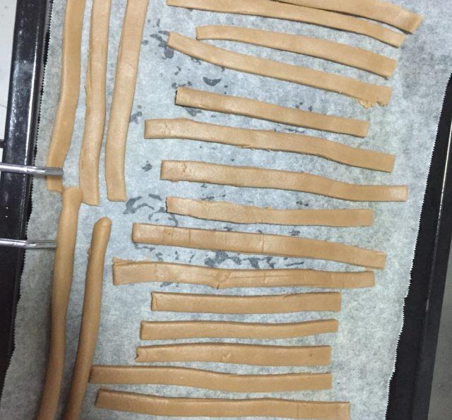 饼干棒，又香又酥还不太甜，吃了不怕胖！