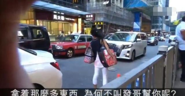 周润发妻子独自逛街，化妆品衣服均挑选平价货，穿着随意接地气