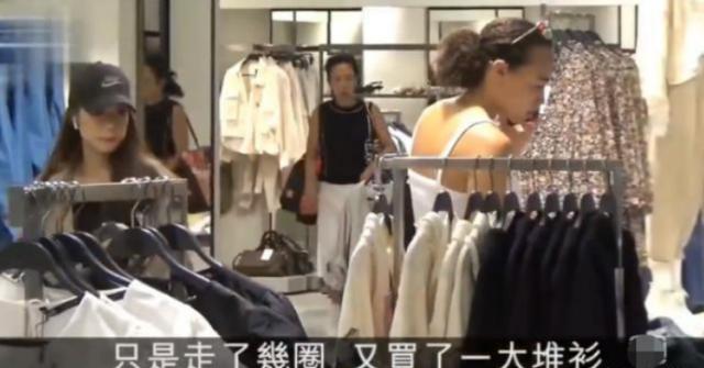 周润发妻子独自逛街，化妆品衣服均挑选平价货，穿着随意接地气