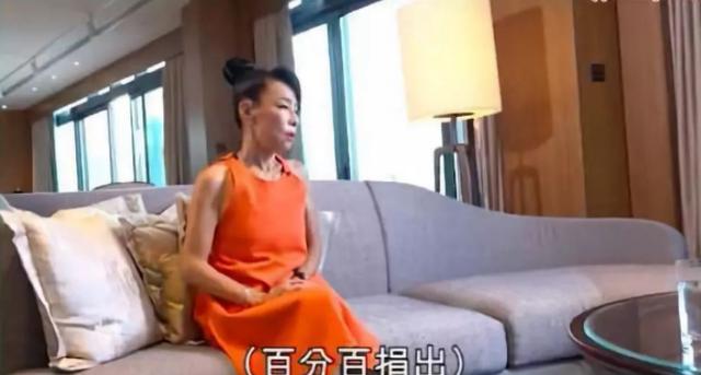 周润发妻子独自逛街，化妆品衣服均挑选平价货，穿着随意接地气