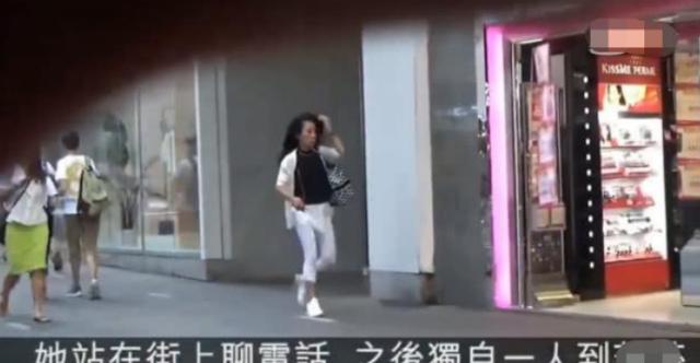 周润发妻子独自逛街，化妆品衣服均挑选平价货，穿着随意接地气