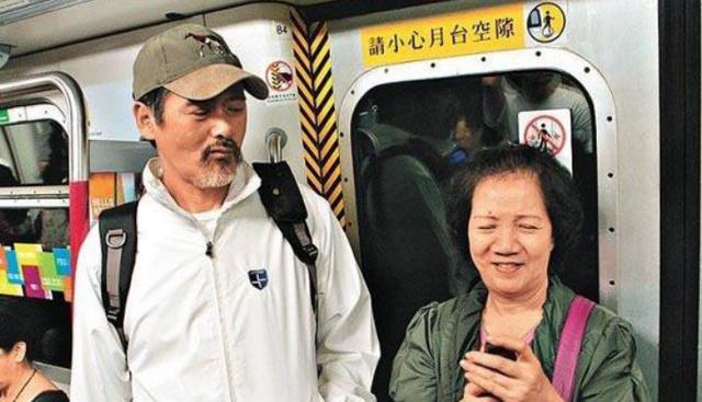 周润发妻子独自逛街，化妆品衣服均挑选平价货，穿着随意接地气