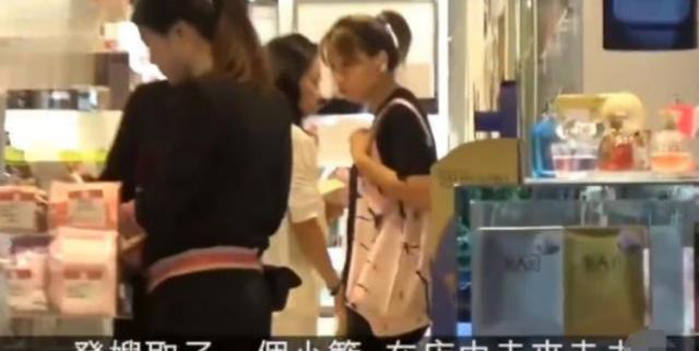 周润发妻子独自逛街，化妆品衣服均挑选平价货，穿着随意接地气