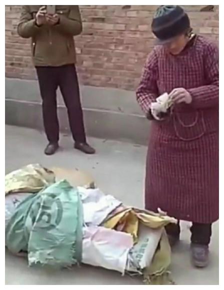大衣哥门口卖废品，引网友争议不断，网友：太实在