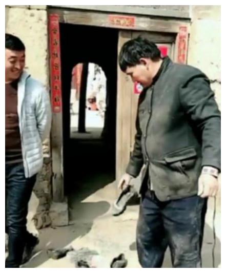 大衣哥门口卖废品，引网友争议不断，网友：太实在