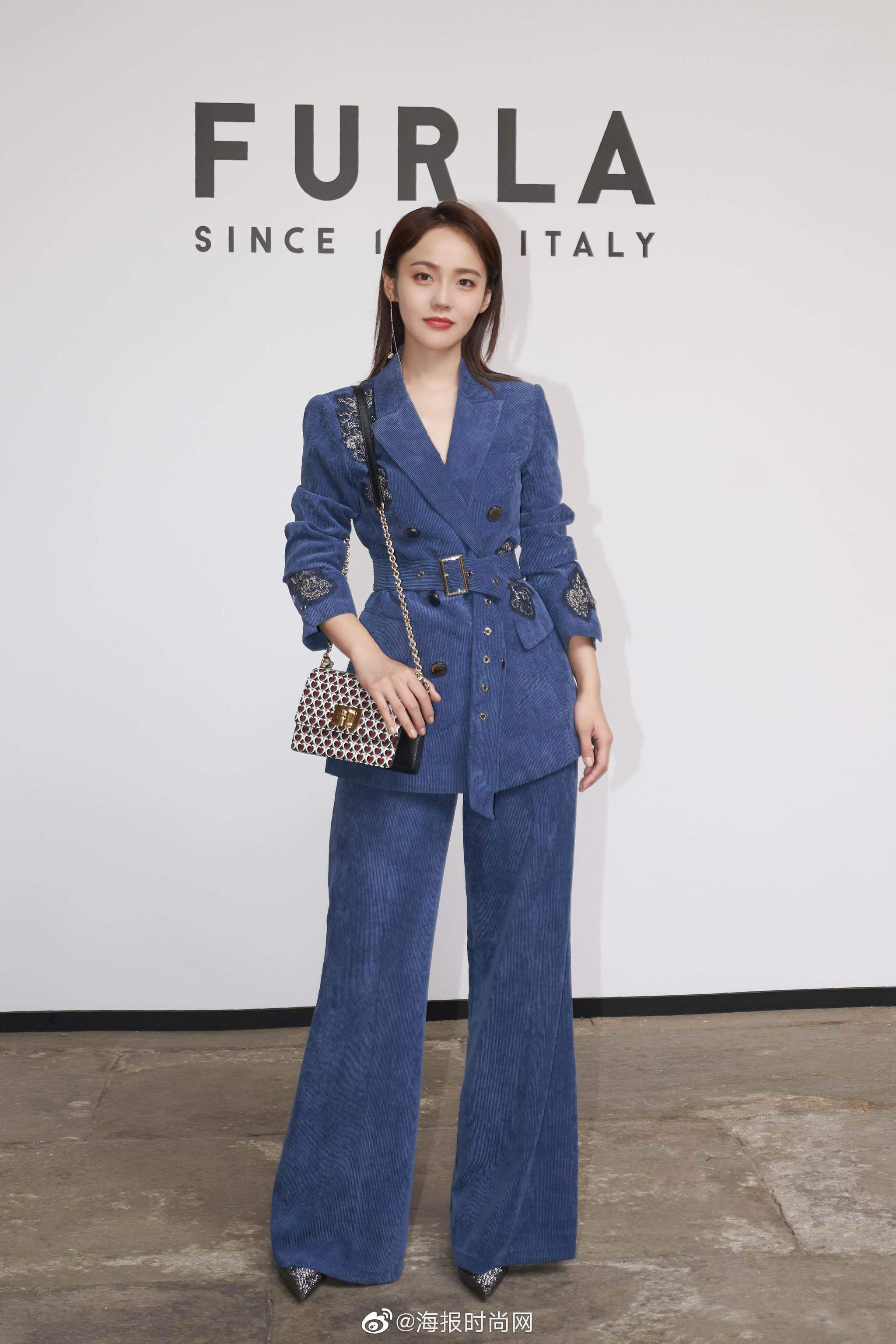 亮相米兰时装周Furla新品预览，一身藏青色灯芯绒面料西装气场全开