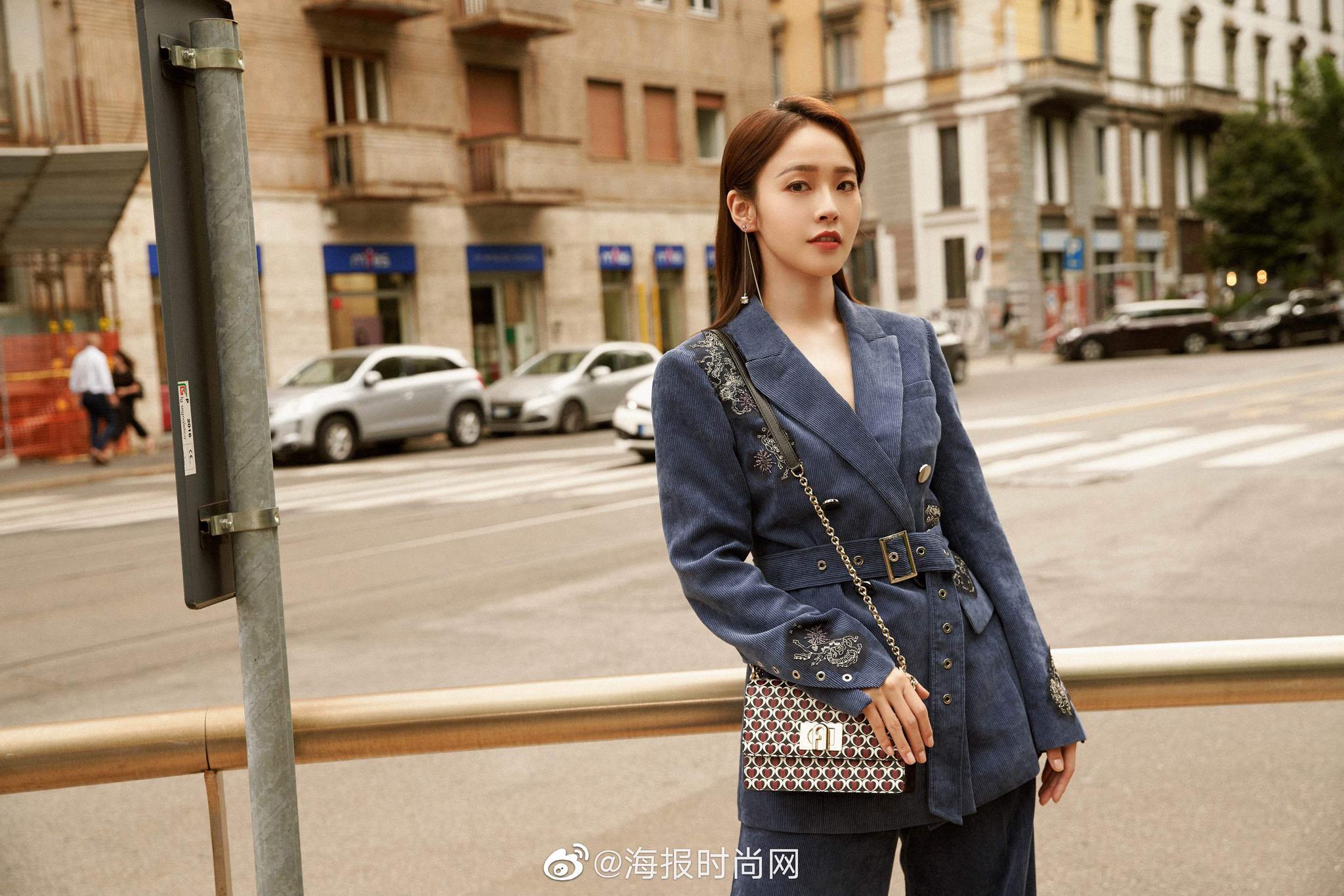 亮相米兰时装周Furla新品预览，一身藏青色灯芯绒面料西装气场全开