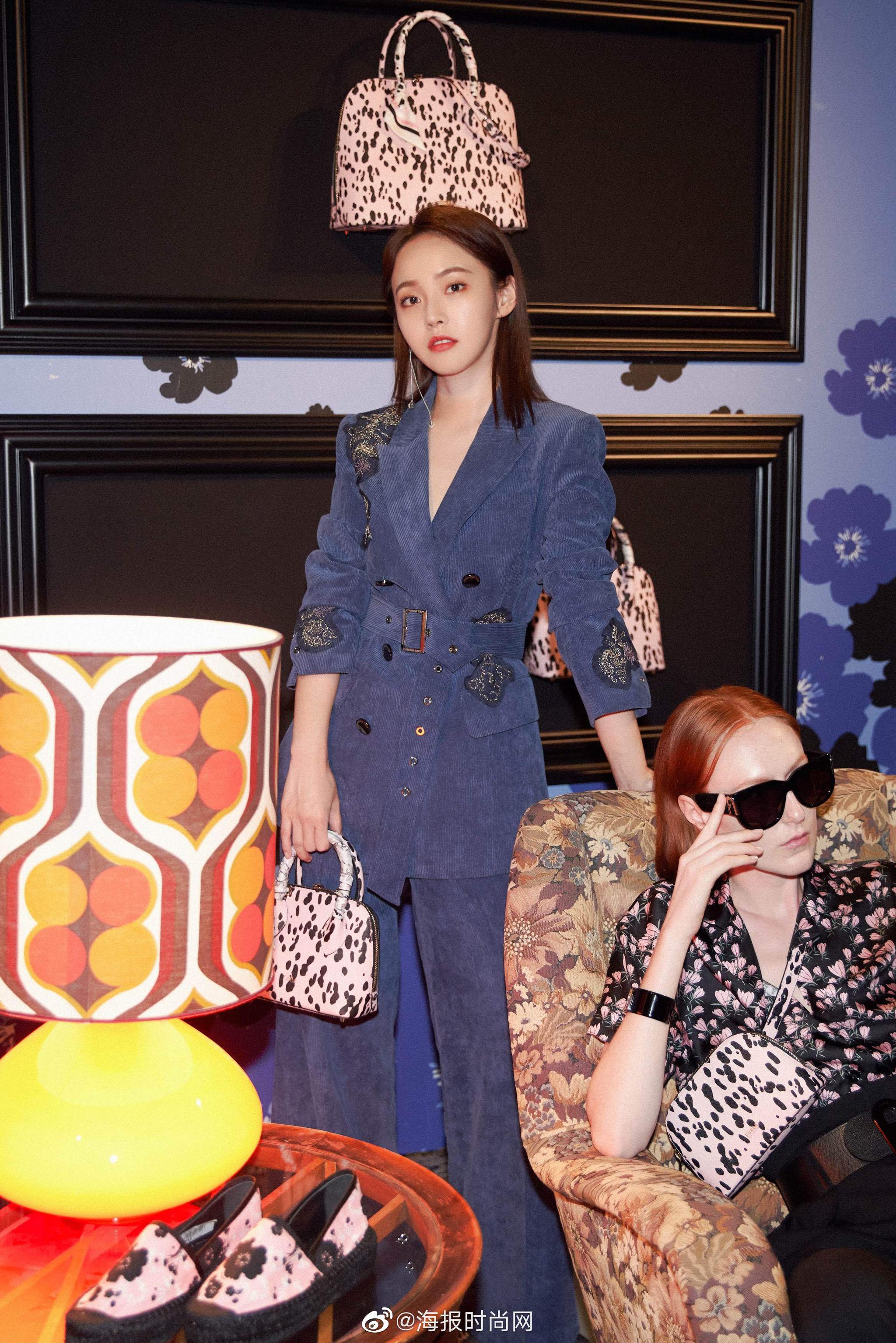 亮相米兰时装周Furla新品预览，一身藏青色灯芯绒面料西装气场全开