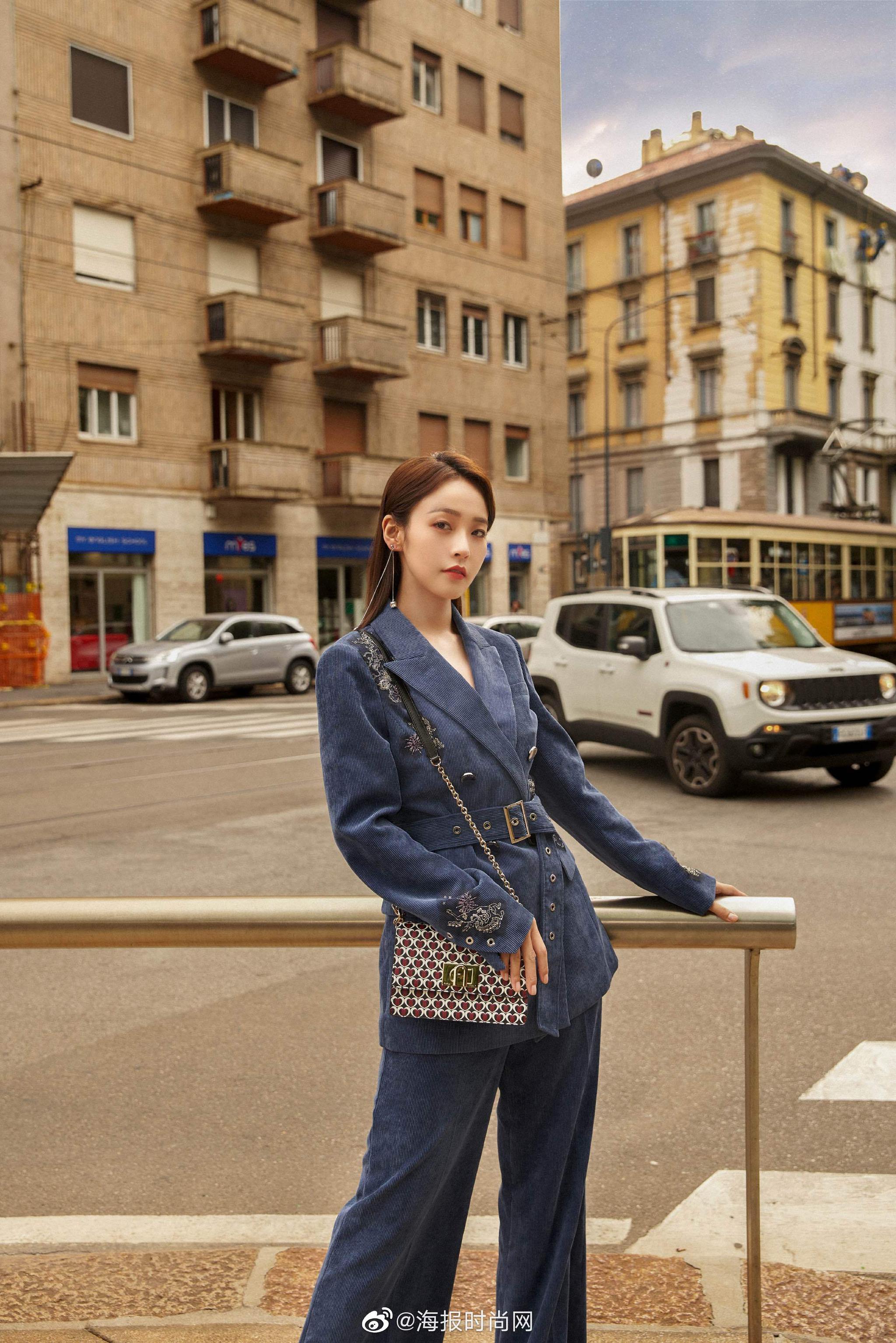 亮相米兰时装周Furla新品预览，一身藏青色灯芯绒面料西装气场全开