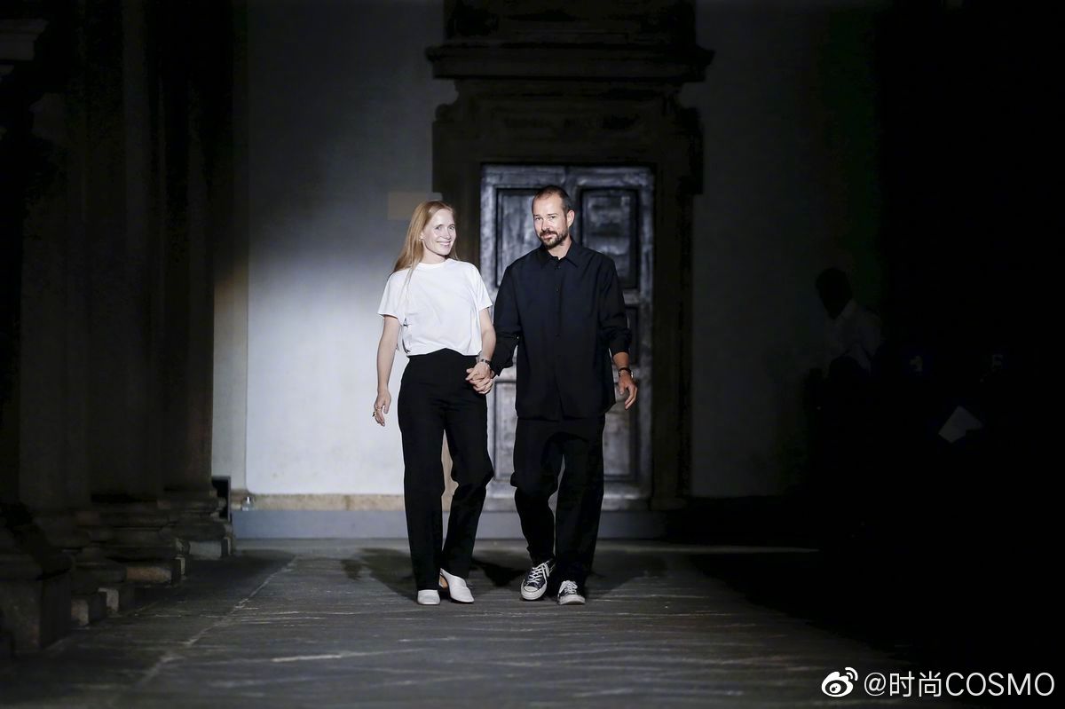 Jil Sander 2020 春夏系列，轮廓利落的剪裁配上柔软质感的面料