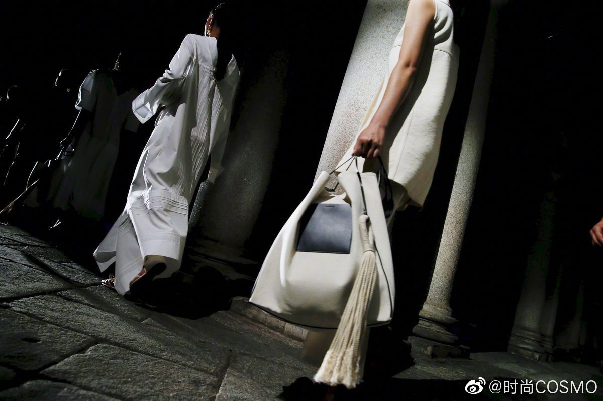 Jil Sander 2020 春夏系列，轮廓利落的剪裁配上柔软质感的面料