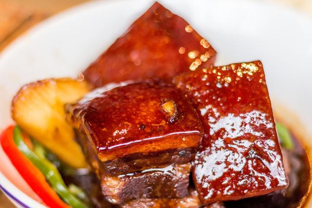 东坡肉这么做，肉软而不烂、肥而不腻，厨师分享这道菜的烹饪技巧