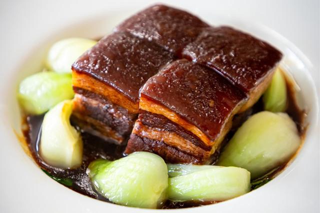 东坡肉这么做，肉软而不烂、肥而不腻，厨师分享这道菜的烹饪技巧