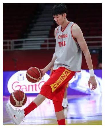 这杠铃也太小了点吧！周琦终于开练，2000万先生，却用迷你版器材