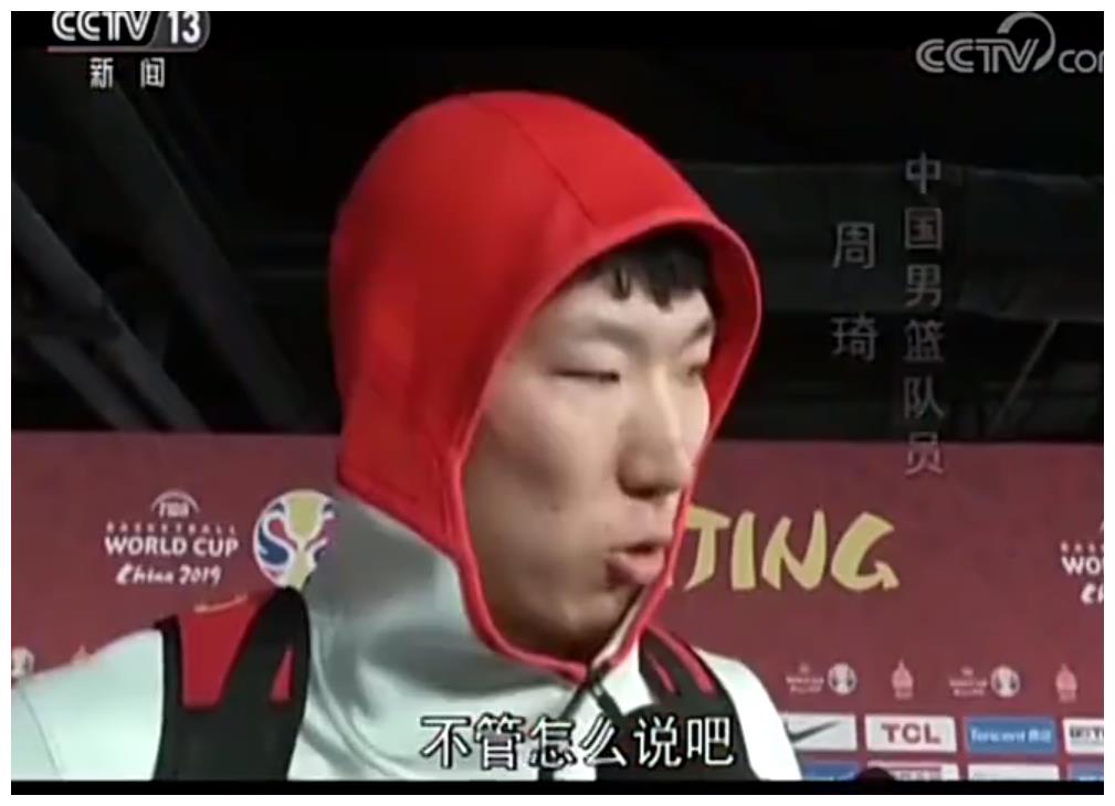 这杠铃也太小了点吧！周琦终于开练，2000万先生，却用迷你版器材
