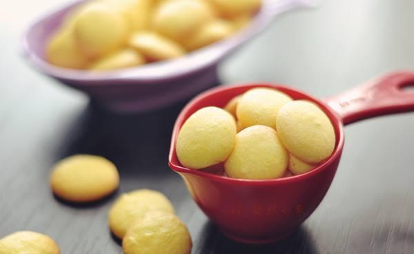 自制超好吃的蛋黄小饼干,酥脆可口,健康美味