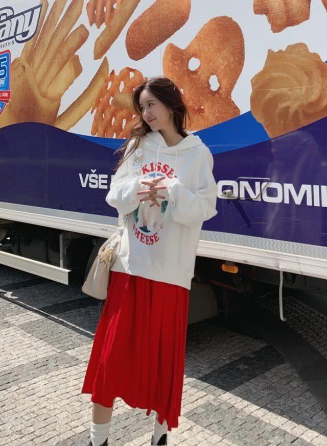 难怪陈赫会看上张子萱!匡威配袜子的腿比小孩都细,谁见了都爱