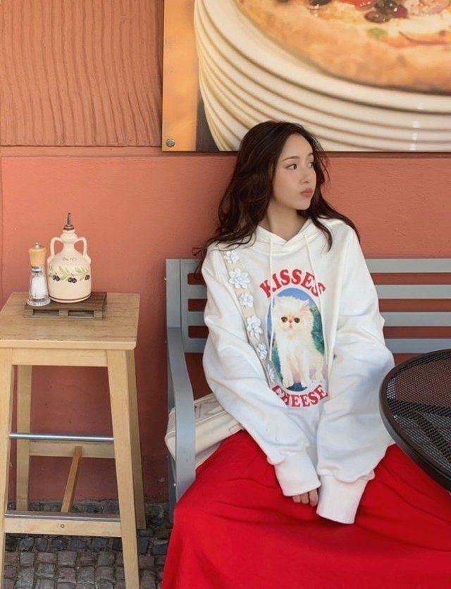 难怪陈赫会看上张子萱!匡威配袜子的腿比小孩都细,谁见了都爱